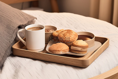松饼咖啡和木托盘上的杯子