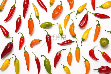 食品辣椒背景图片_白色背景红绿黄橙色调的辣椒