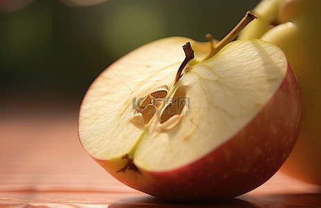 一个苹果被皮和果肉切成两半