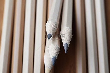 木质表面上的铅笔