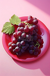 粉色盘子里的草莓和葡萄