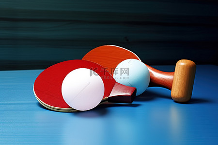 桌子上的网球拍和球