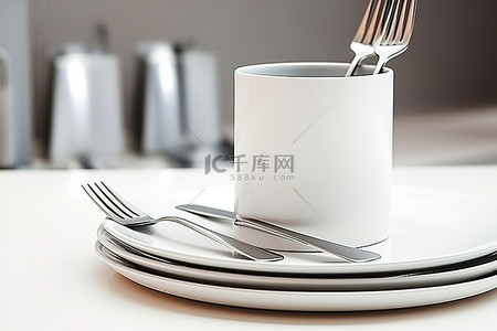 银器包装背景图片_桌子上的白色杯子和银器