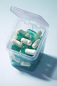 一个透明的药盒，里面有几种不同大小的药片