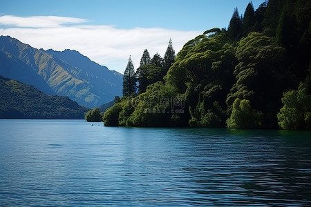 卡瓦奥托罗阿山中一个长长的绿色湖泊