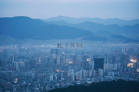 城市背景图片_蓝色是一座由建筑物和山脉组成的城市