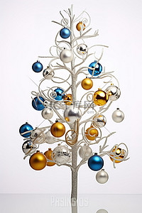 一棵蓝色和银色形状的圣诞树，上面有球