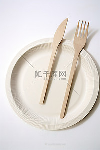 一个白色的盘子，上面有两把叉子并排