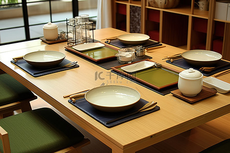 带木质餐具和盘子的日式餐厅