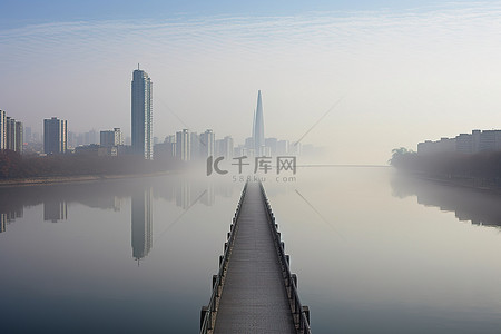 世界很大何必慌张背景图片_一座桥覆盖着一座摩天大楼的湖