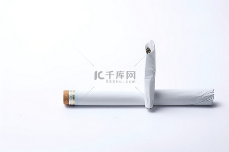 火机香烟背景图片_吸烟或用纸点燃香烟