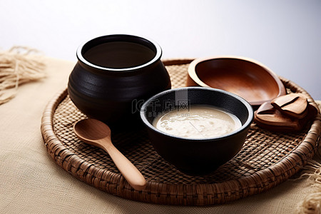 酸面包一杯牛奶和两个小木勺，放在圆形地毯前的木碗里