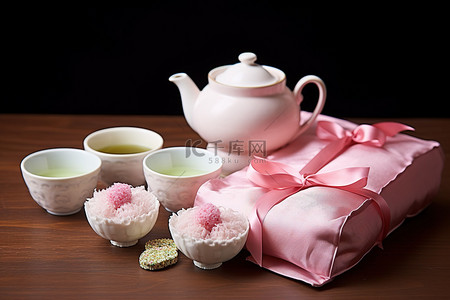 桌子上放着带糖边和猕猴桃的茶杯，旁边是粉色礼品包装袋
