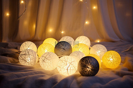 8个背景图片_8 个球状的灯放在毯子上