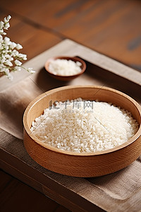 木地板上放着一碗米饭