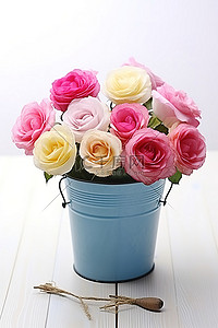 桌上桶里的彩色玫瑰