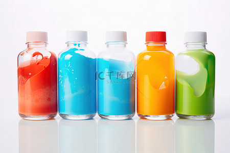 七个透明瓶子，里面装着五颜六色的液体