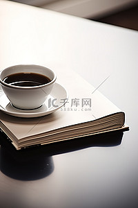 茶背景图片_白桌上的黑白书和一杯咖啡