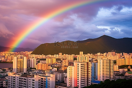 这座城市有色彩鲜艳的房子，上面有彩虹