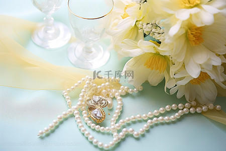 黄色背景上的白色花朵和珍珠项链