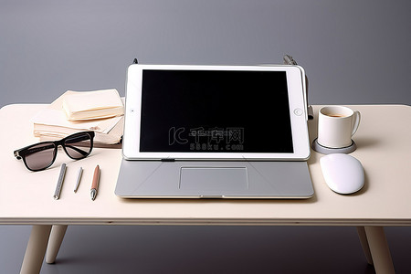 平板电脑 笔记本电脑 办公桌 带眼镜 电脑