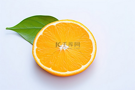 一片橙子，叶子在波浪形的白色背景上
