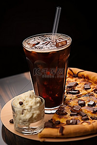 插吸管的可乐背景图片_披萨和带吸管的冰淇淋
