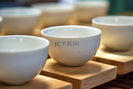 茶具茶具logo背景图片_杯子放在木碟上