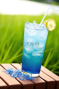 草地上背景图片_草地上用稻草的蓝色冰饮料