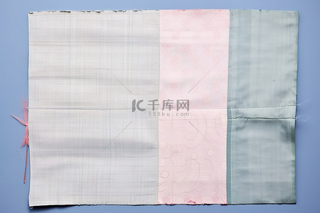 材料采购背景图片_在一张纸巾上手工缝制小腰带扣眼