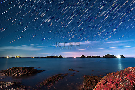 蓝夜景背景图片_红绿蓝岩石