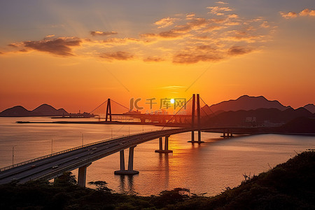 都市大桥背景图片_太阳落在一座桥上，有 koh io 和一座山