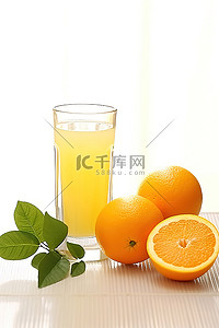 绿色果汁背景图片_橙子前的玻璃杯和新鲜的绿色蔬菜
