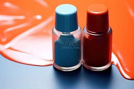 两个蓝色和橙色的指甲油彼此相邻