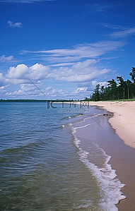沙滩和海背景图片_蓝天白云下的沙滩和海浪