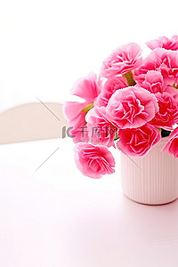 粉色背景图片_桌子上的粉色花朵
