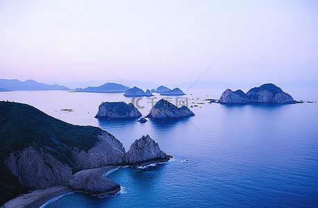 80岁大寿背景图片_日出时的海景，蓝天岛屿和岩石