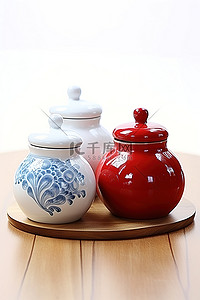 红色木桌背景图片_木桌上有两个带蓝色和红色盖子的罐子
