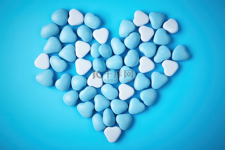 心形蓝色背景背景图片_一些蓝色的鹅卵石在蓝色背景上形成心形