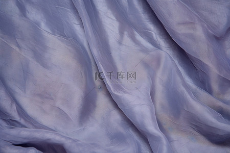 材料采购背景图片_丝绸织物和蓝色背景的近距离视图