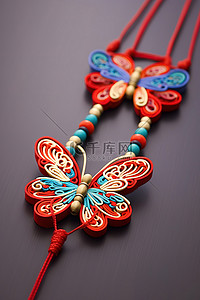 装饰性的背景图片_饰有两只蝴蝶的装饰性吊坠项链