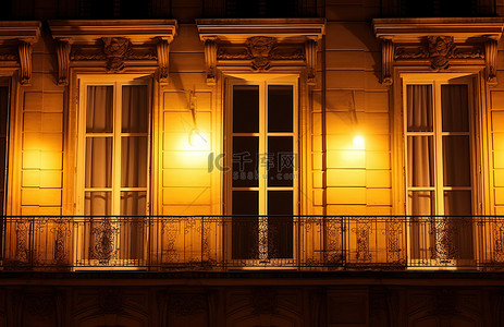 夜晚窗户背景图片_夜间公寓楼的窗户