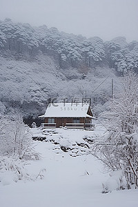 雪景小房子背景图片_屋顶上有雪的小房子