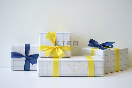 黄色礼物盒子背景图片_三个盒子用蓝色和黄色丝带组合在一起
