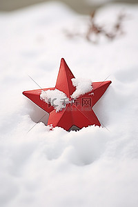 雪上上的脚印背景图片_一颗红星被放置在雪上