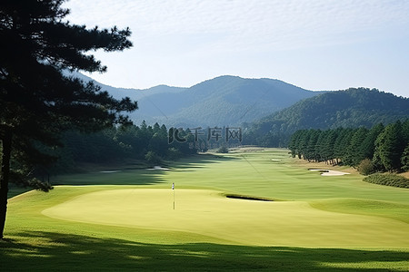 手绘高尔夫球场背景图片_日本四面环山的绿色高尔夫球场
