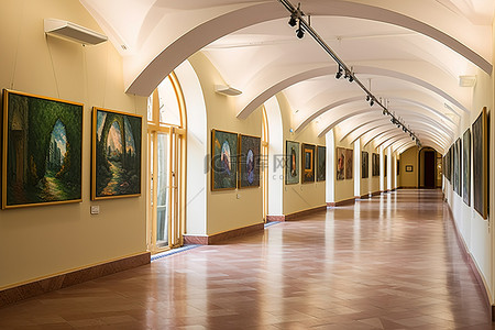 陈列着艺术品的拱形走廊