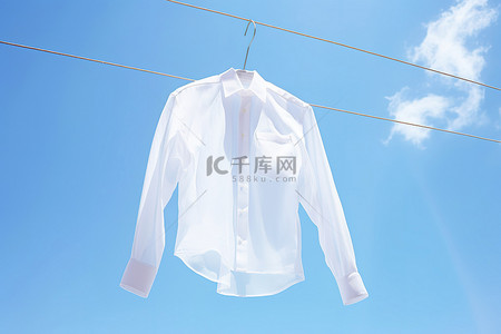 白衬衫背景图片_一件白衬衫挂在蓝天的线上