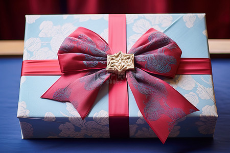 一个盒子，上面有红色和蓝色的纸，上面有蝴蝶结
