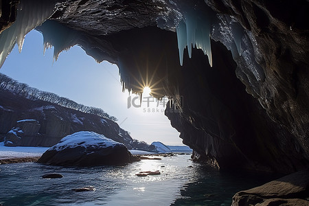 ib dala uda 附近山区的水冰和冰冻洞穴